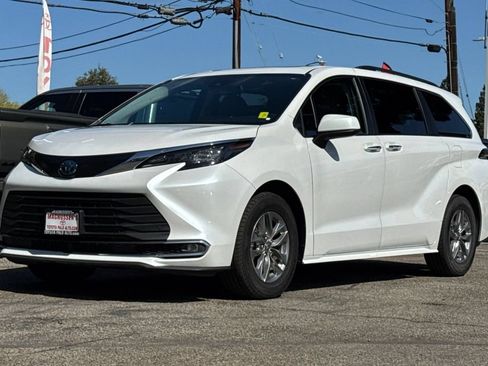 Certified 2024 Toyota Sienna XLE FWD image 7