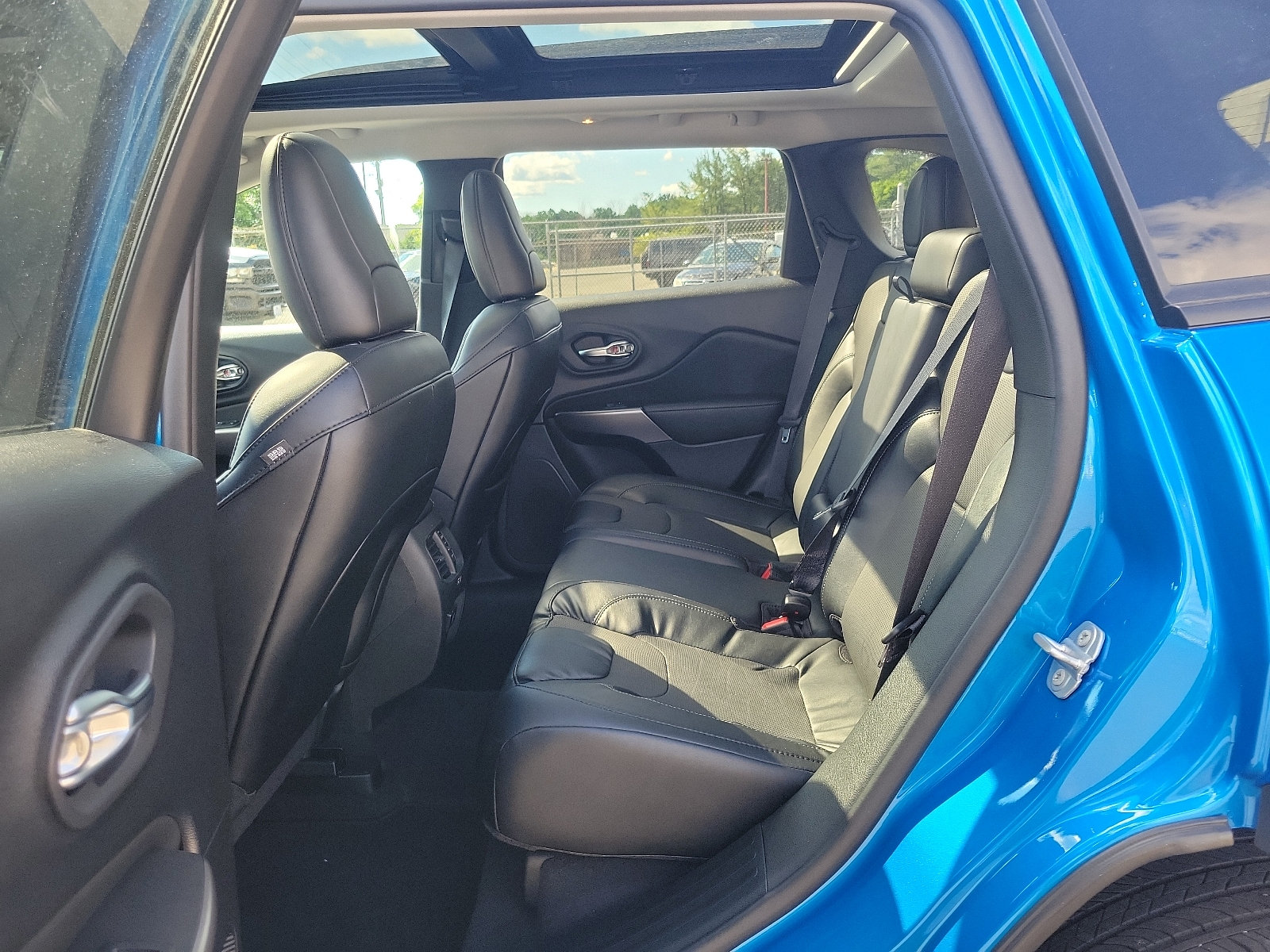 Used 2022 Jeep Cherokee Limited AWD/4WD image 10
