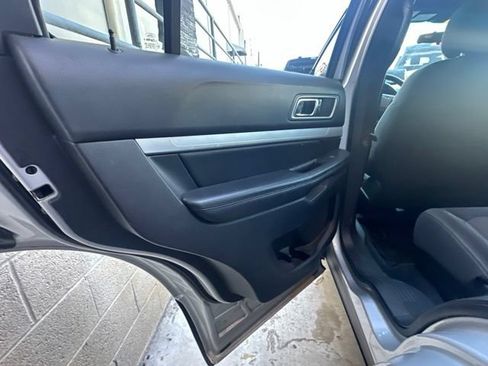 Used 2017 Ford Explorer XLT FWD image 4