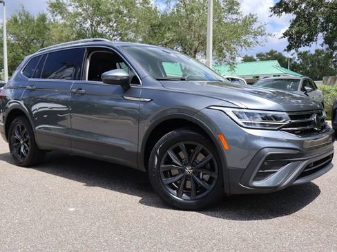Certified 2024 Volkswagen Tiguan SE FWD image 1