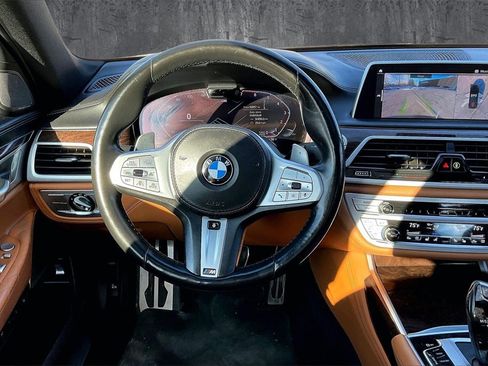 Used 2022 BMW 750i xDrive w/ Luxury Rear Seating Package image 8