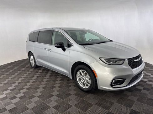 Used 2024 Chrysler Pacifica Touring-L image 2