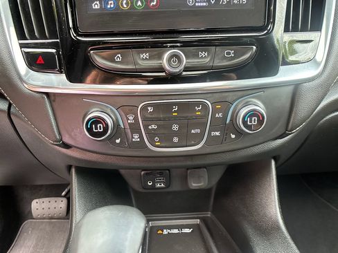 Used 2023 Chevrolet Traverse LT w/ LT Premium Package AWD/4WD image 19