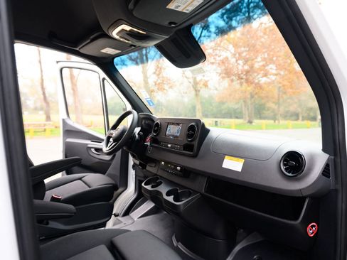 Used 2023 Mercedes-Benz Sprinter 2500 image 17