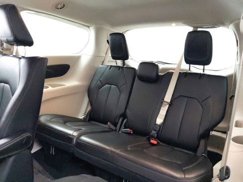 Used 2023 Chrysler Pacifica Touring-L image 25