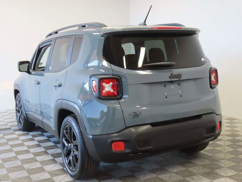 Used 2017 Jeep Renegade Altitude w/ Safety & Security Group FWD image 3