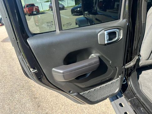 Used 2018 Jeep Wrangler Unlimited Sport S image 16