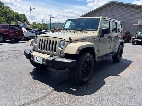 Used 2017 Jeep Wrangler Unlimited Sahara w/ Connectivity Group AWD/4WD image 4