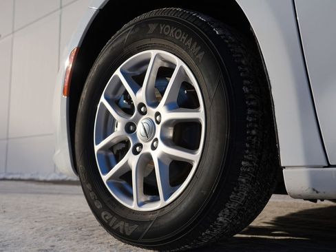 Used 2024 Chrysler Pacifica Touring-L image 32