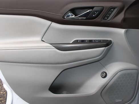 Used 2023 GMC Acadia SLT w/ Preferred Package image 14