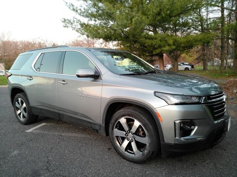 Certified 2023 Chevrolet Traverse LT w/ LT Premium Package AWD/4WD image 2
