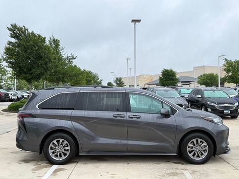 Used 2025 Toyota Sienna LE AWD/4WD image 6