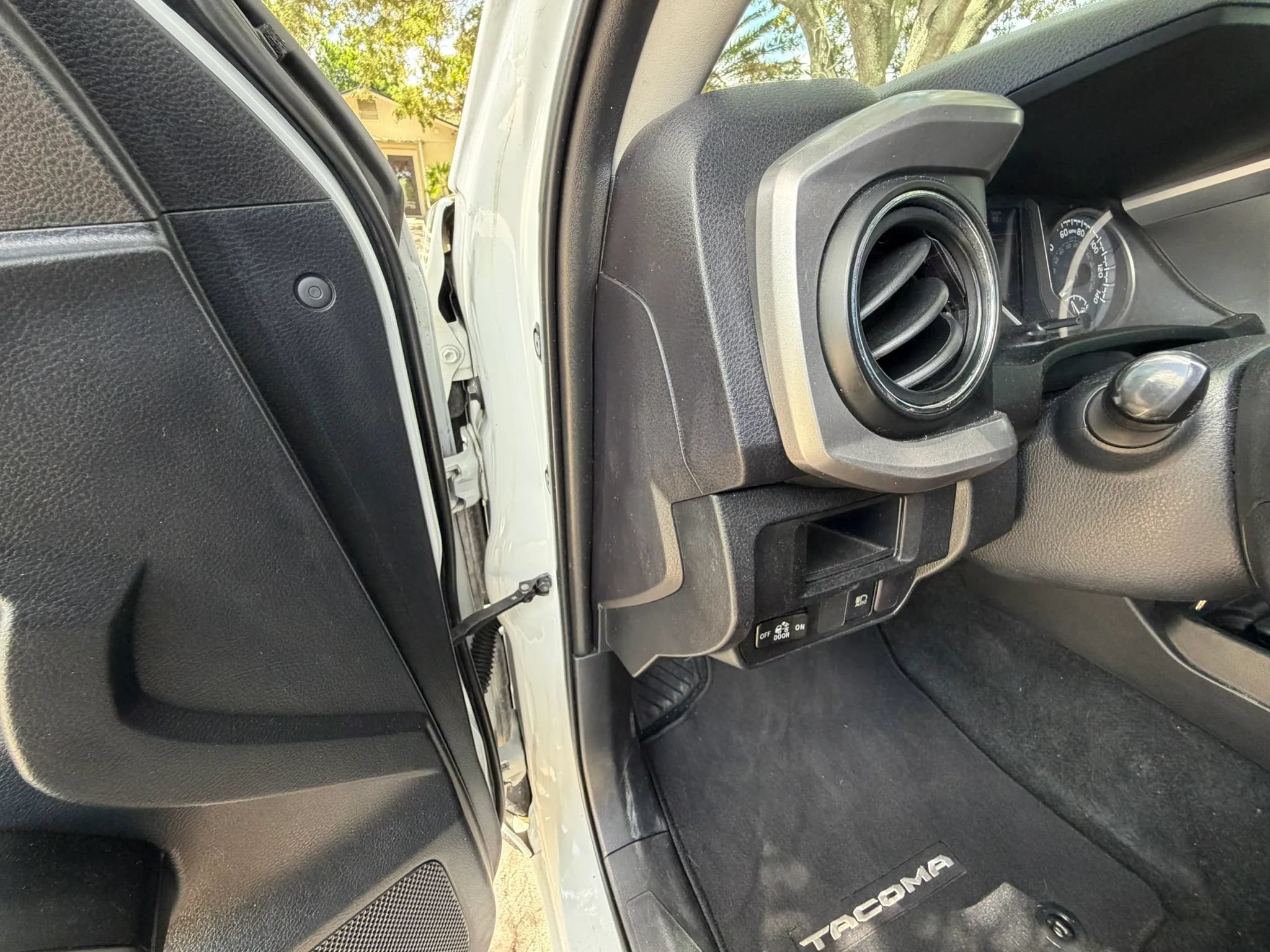 Used 2018 Toyota Tacoma SR5 AWD/4WD image 20