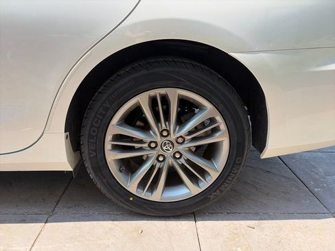 Used 2016 Toyota Camry SE w/ Moonroof Package FWD image 13