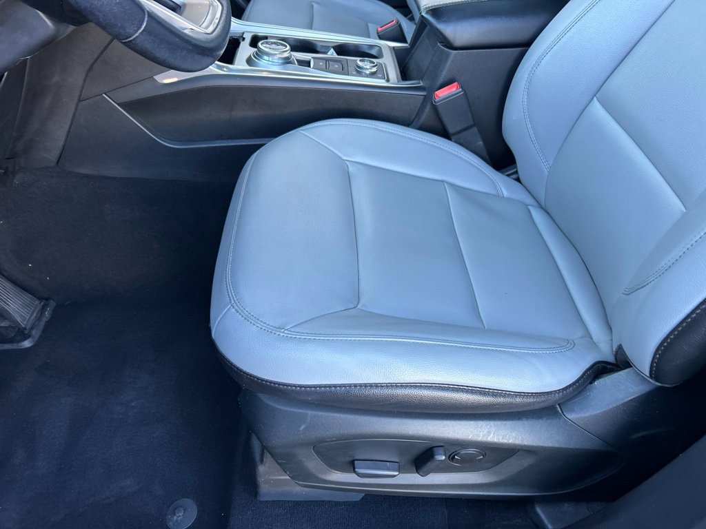 Used 2021 Ford Explorer XLT w/ Equipment Group 202A AWD/4WD image 17
