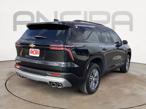 Used 2025 Chevrolet Traverse LT FWD image 12
