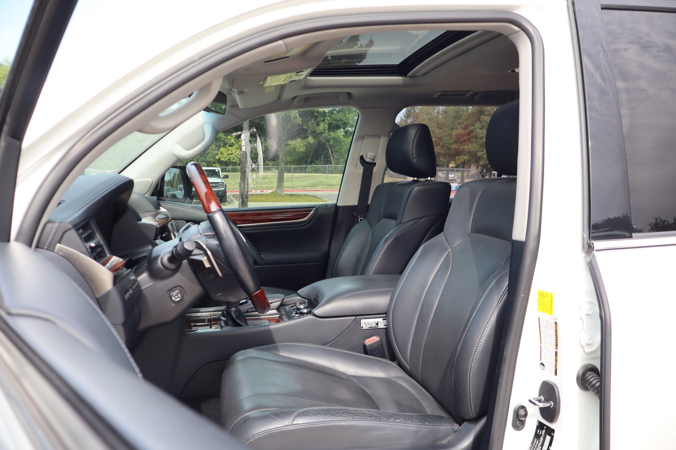 Used 2019 Lexus LX 570 4WD w/ Luxury Package image 13