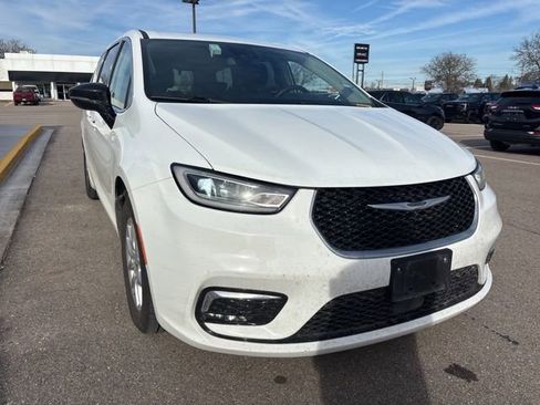 Used 2024 Chrysler Pacifica Touring-L image 4