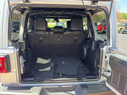 Used 2022 Jeep Wrangler Unlimited Rubicon w/ Xtreme Recon 35" Tire Package image 11