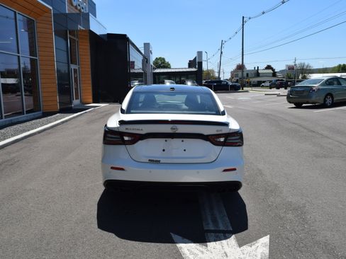 Used 2022 Nissan Maxima SR w/ Sport Mat Group FWD image 3