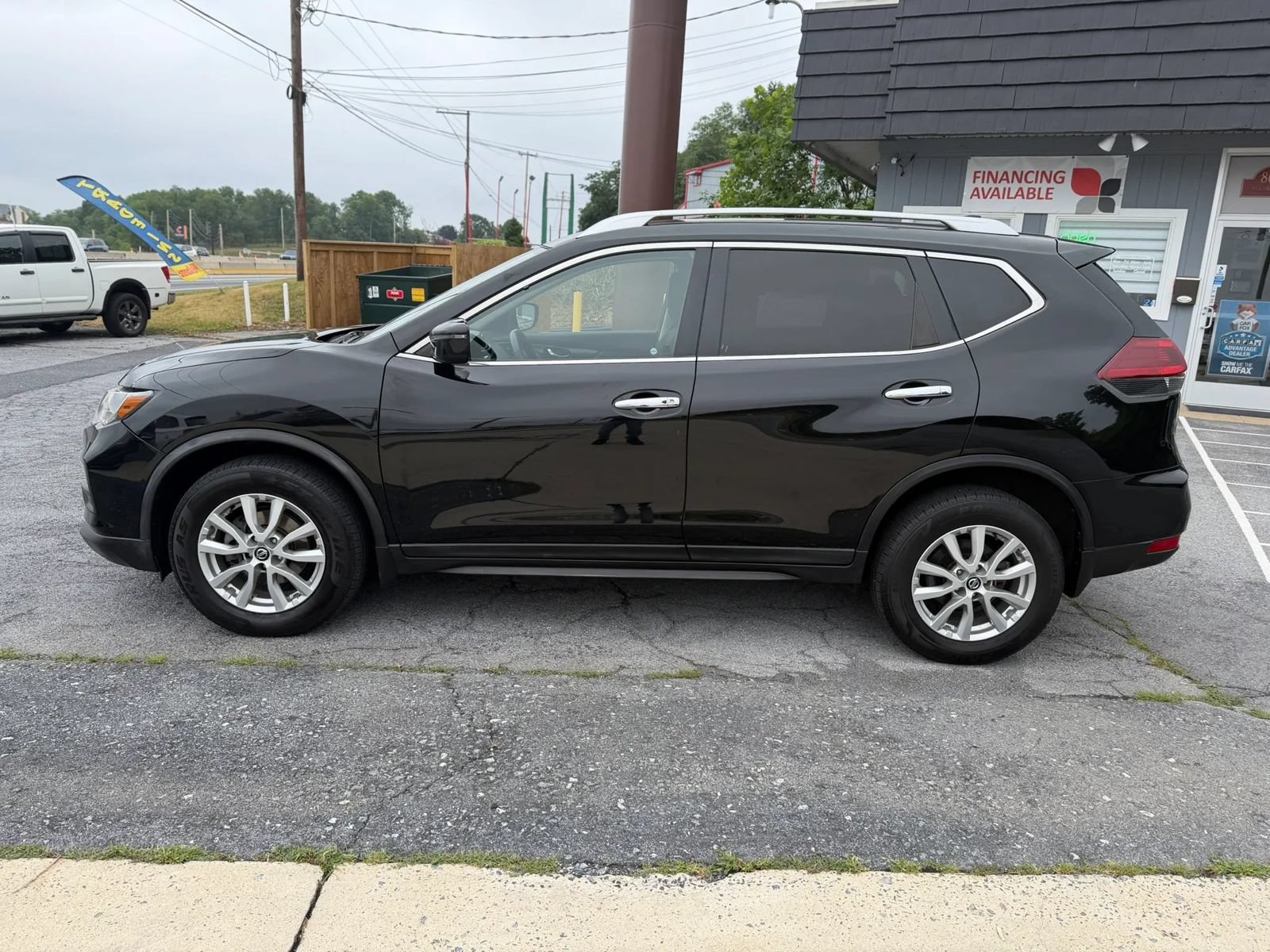 Used 2018 Nissan Rogue SV AWD/4WD image 2