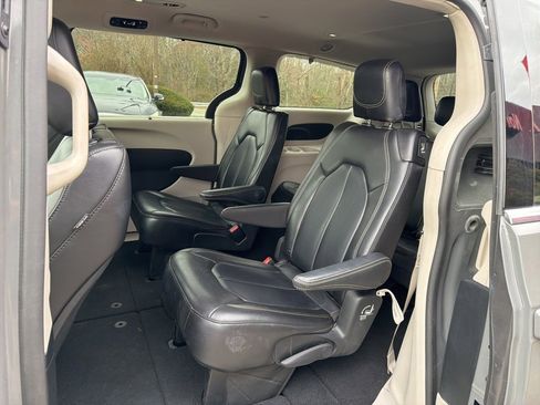 Used 2023 Chrysler Pacifica Touring-L image 10