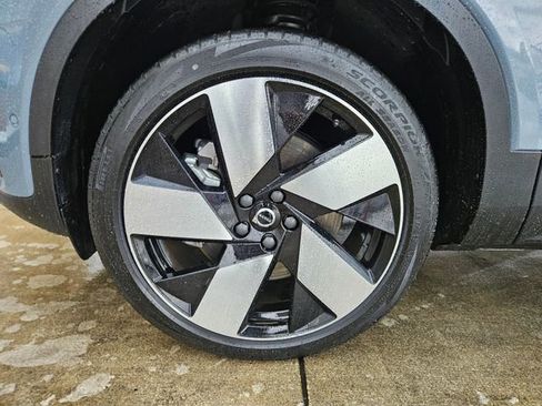 Used 2023 Volvo XC40 Recharge Ultimate image 9