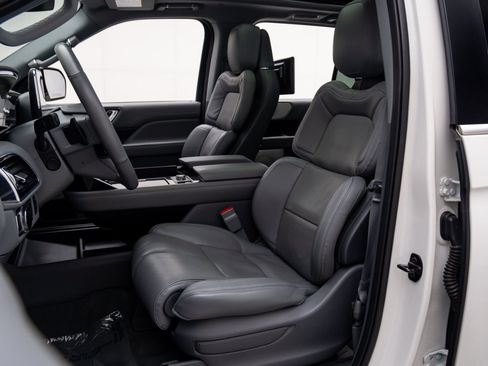 Used 2021 Lincoln Navigator Reserve w/ Luxury Package image 18