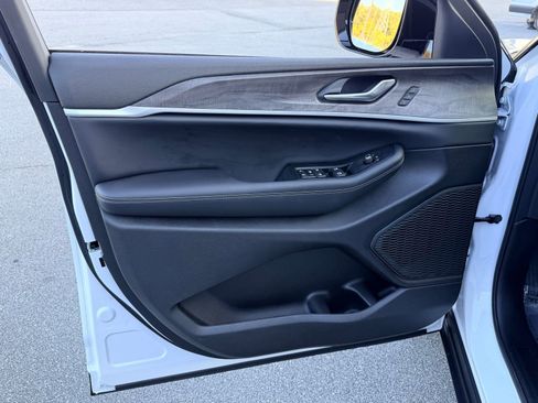 New 2025 Jeep Grand Cherokee Limited AWD/4WD image 16