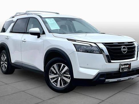 Certified 2025 Nissan Pathfinder SL image 3