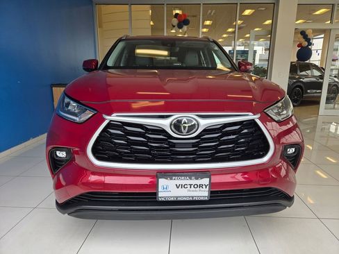 Used 2020 Toyota Highlander XLE AWD/4WD image 2