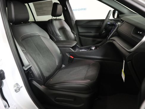 New 2025 Jeep Grand Cherokee L Altitude image 18