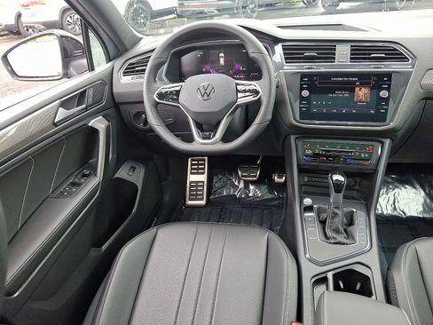 Used 2024 Volkswagen Tiguan SE R-Line image 10