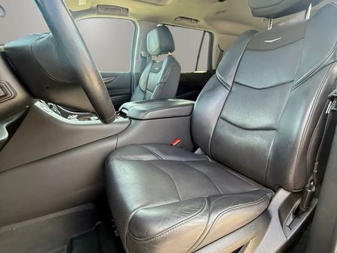 Used 2020 Cadillac Escalade Luxury AWD/4WD image 16