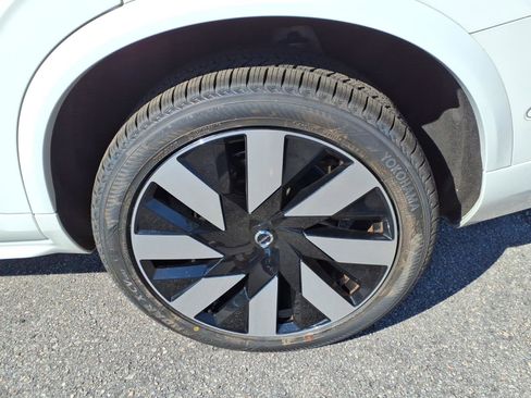 Certified 2024 Volvo XC90 T8 Plus AWD/4WD image 11