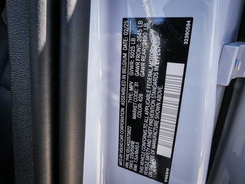 Used 2025 Volvo XC40 B5 Core image 35