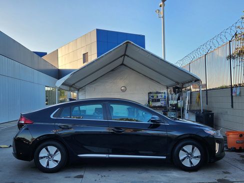 Used 2021 Hyundai Ioniq SE image 15