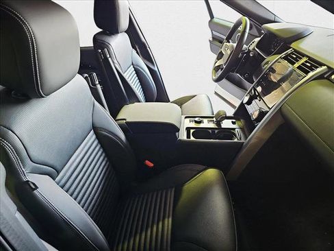 New 2025 Land Rover Discovery S image 10