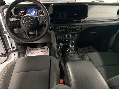 Used 2024 Jeep Gladiator Sport AWD/4WD image 13