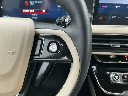 Used 2025 Lincoln Corsair AWD image 11