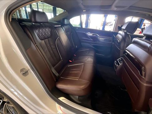 Used 2021 BMW 750i xDrive image 18