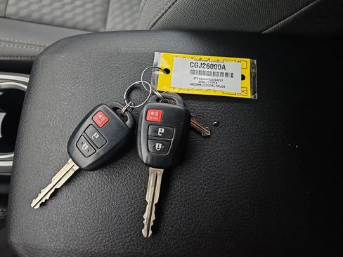 Used 2020 Toyota Tacoma SR5 image 31