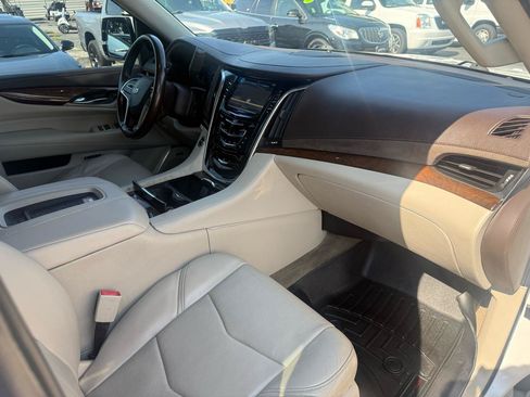 Used 2017 Cadillac Escalade Premium Luxury AWD/4WD image 16