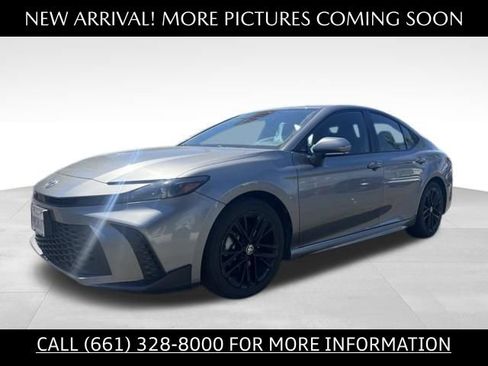Used 2025 Toyota Camry SE FWD image 1