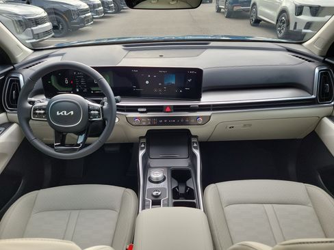 Certified 2025 Kia Sorento EX FWD image 18