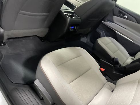 Used 2025 Chevrolet Traverse LT FWD image 17