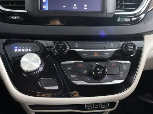 Used 2023 Chrysler Voyager LX image 46