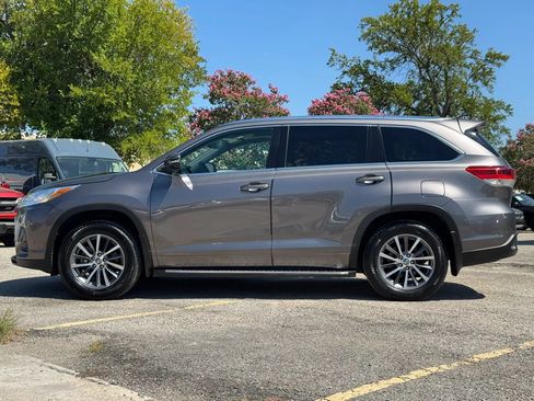 Used 2017 Toyota Highlander XLE FWD image 3