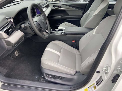 Used 2025 Toyota Camry SE w/ Convenience Package FWD image 18