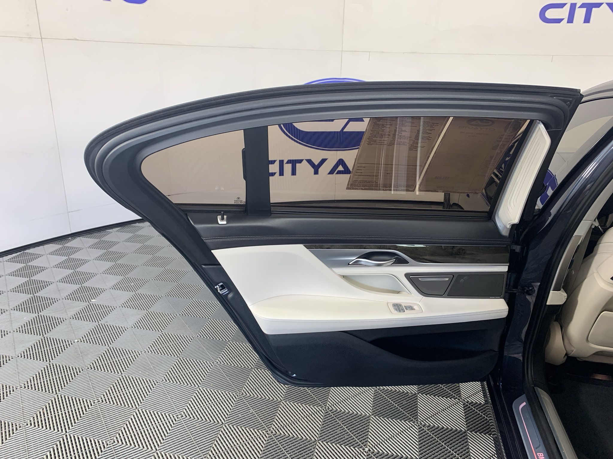 Used 2019 BMW 740i xDrive w/ Executive Package AWD/4WD image 30